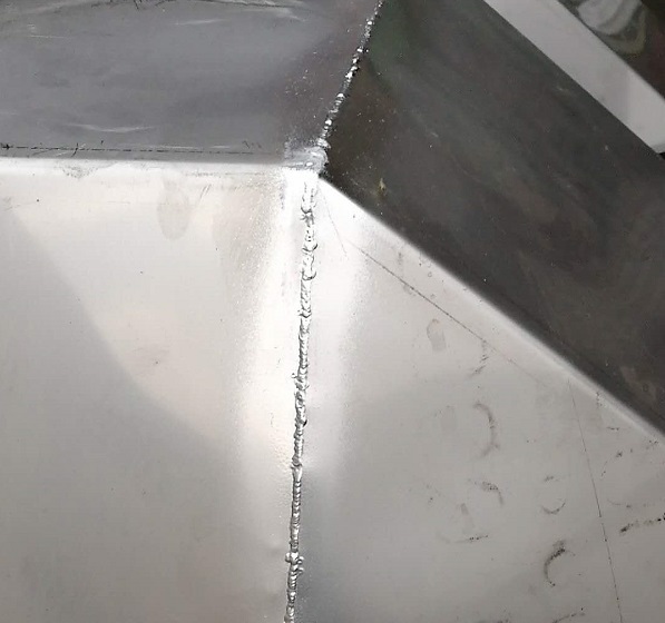 焊接之后的船體裂縫 焊接之后的船體裂縫