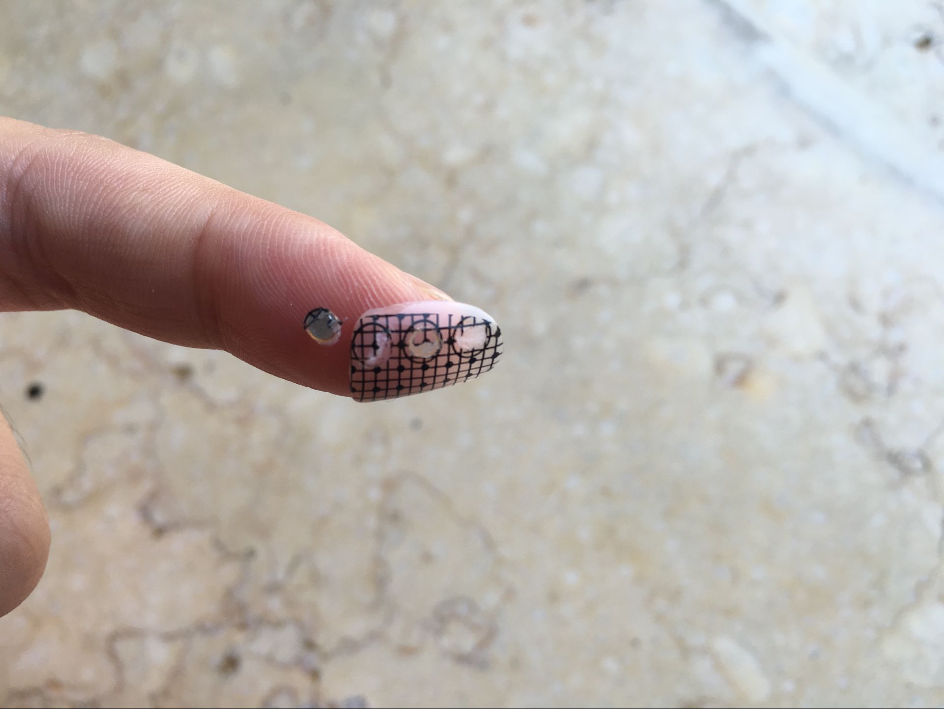 ABS指甲粘鍍銀寶石指甲摳達(dá)到破壞程度 ABS指甲粘鍍銀寶石指甲摳達(dá)到破壞程度