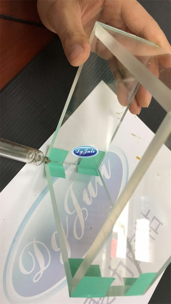 用針筒給給亞克力縫隙點膠 用針筒給給亞克力縫隙點膠