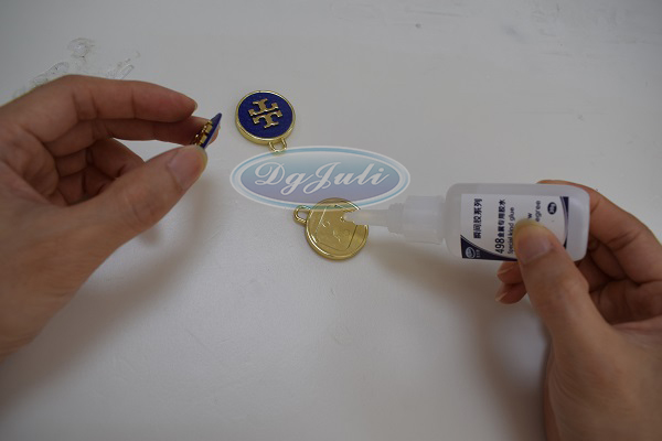 金屬配件進行點膠 金屬配件進行點膠